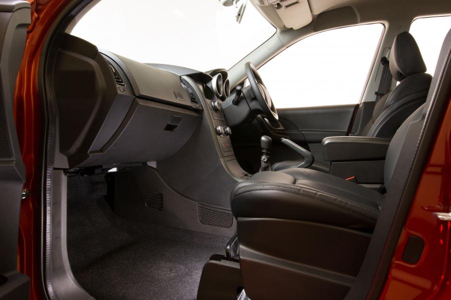 Интерьер Mahindra XUV500 2015 года  (фото 6 из 30)